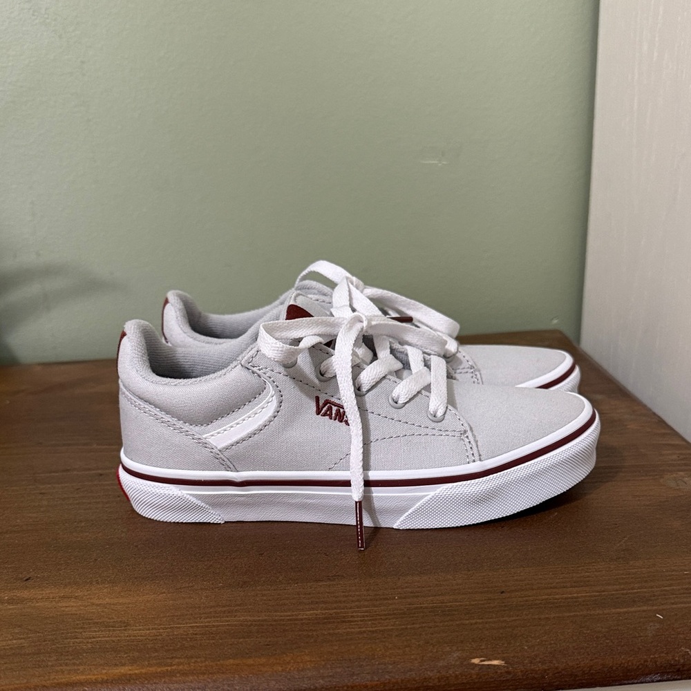 Vans Kids Selden Low-Top Canvas Sneakers in Light Gray with Maroon Accent